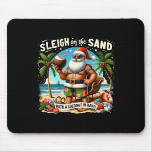 Schlitten am Sand mit einer Kokosnuss in der Hand Mousepad