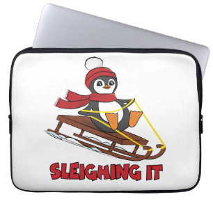 Schlitten - Niedlicher Pinguin im Schnee Laptopschutzhülle
