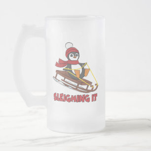 Schlitten - Niedlicher Pinguin im Schnee Mattglas Bierglas