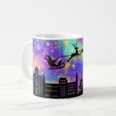Schlitten und Rentier des Weihnachtsmanns fliegen Kaffeetasse (Vorderseite Links)