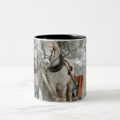 Schlittenfahrt im Schneewald Zweifarbige Tasse (Mittel)