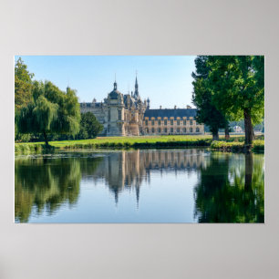 Schloss Chantilly und Spiegelung in einem Teich Poster