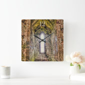 Schloss Chepstow Window, Wales, Vereinigtes Königr Quadratische Wanduhr (Zuhause)