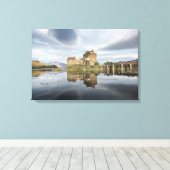 Schloss Eilean Donan mit Reflexion in Schottland Leinwanddruck (Insitu (Holzboden))