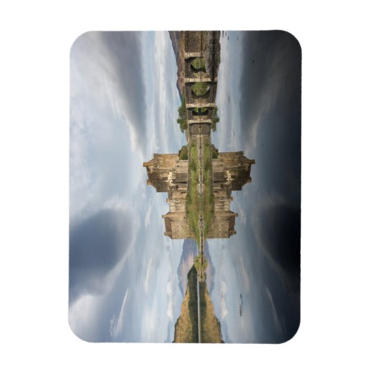Schloss Eilean Donan mit Reflexion in Schottland Magnet (Vertikal)