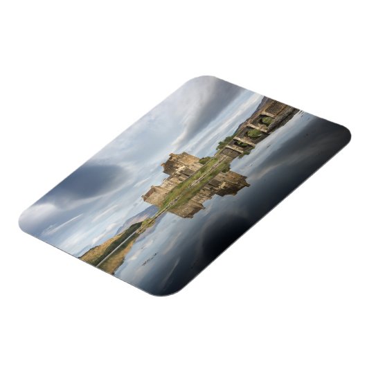 Schloss Eilean Donan mit Reflexion in Schottland Magnet (Linke Seite)