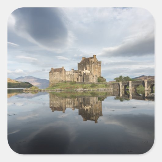 Schloss Eilean Donan mit Reflexion in Schottland Quadratischer Aufkleber (Vorderseite)