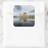 Schloss Eilean Donan mit Reflexion in Schottland Quadratischer Aufkleber (Tasche)