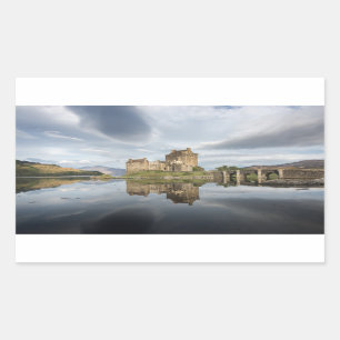 Schloss Eilean Donan mit Reflexion in Schottland Rechteckiger Aufkleber
