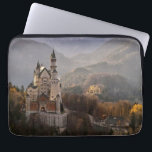 Schloss Neuschwanstein Deutschland Laptopschutzhülle<br><div class="desc">Neuschwanstein Castle Deutschland Laptop Sleeve Schützen Sie Ihren Laptop mit einem individuellen Laptop Ärmel. Hergestellt aus 100% Neopren, diese leichten und wasserabweisenden Hüllen sehen mit deinen Fotos, Texten oder Designs einfach toll aus. Perfekt zum Reisen oder für den alltäglichen Gebrauch, individuelle Laptopsleeves sind in drei Größen erhältlich und passen zu...</div>