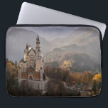 Schloss Neuschwanstein Deutschland Laptopschutzhülle<br><div class="desc">Neuschwanstein Castle Deutschland Laptop Sleeve Schützen Sie Ihren Laptop mit einem individuellen Laptop Ärmel. Hergestellt aus 100% Neopren, diese leichten und wasserabweisenden Hüllen sehen mit deinen Fotos, Texten oder Designs einfach toll aus. Perfekt zum Reisen oder für den alltäglichen Gebrauch, individuelle Laptopsleeves sind in drei Größen erhältlich und passen zu...</div>