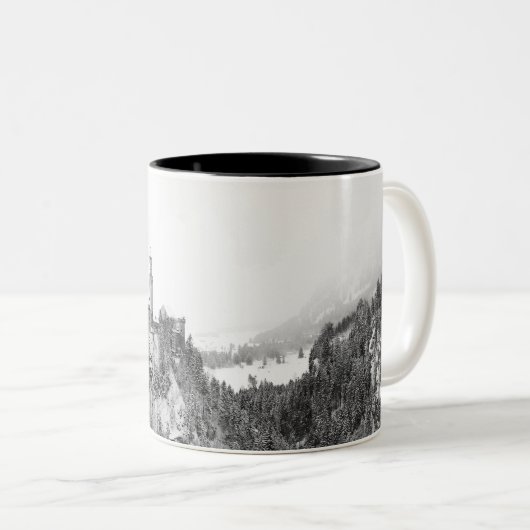 Schloss Neuschwanstein im Winter Zweifarbige Tasse (VorderseiteRechts)