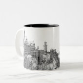Schloss Neuschwanstein im Winter Zweifarbige Tasse (Vorderseite Links)