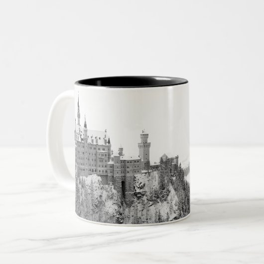 Schloss Neuschwanstein im Winter Zweifarbige Tasse (Vorderseite Links)