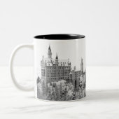 Schloss Neuschwanstein im Winter Zweifarbige Tasse (Links)