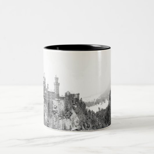 Schloss Neuschwanstein im Winter Zweifarbige Tasse (Mittel)