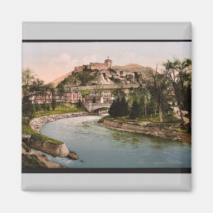 Schloss und Fluss, Lourdes, Pyrenäen, Frankreich v Magnet