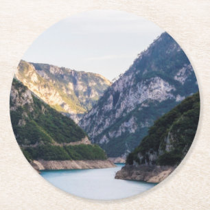Schlucht des Flusses Piva im Norden Montenegros. Runder Pappuntersetzer