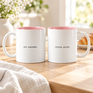 Schluck passiert Kaffee hilft Lustige moderne Typo Zweifarbige Tasse
