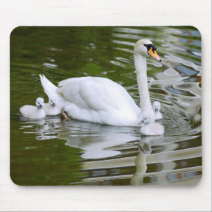 Schluckschwan mit Nestleinen auf Wasser Mousepad