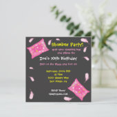 Schlummer-Party-Kissen-Kampf-Einladung Einladung (Stehend Vorderseite)