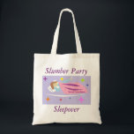 Schlummer-PartySleepover Sarahs Starsleeper Tragetasche<br><div class="desc">Haben Sie einen Schlummer-PartySleepover "Sarahs Starsleeper" mit allen Spaßgeschenken und -akzenten,  zum mit ihm einschließlich Einladungen,  Throwdecken,  Servietten,  T - Shirts,  Aufkleber zu gehen und mehr!</div>