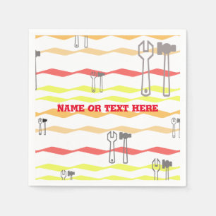 Schlüssel und Hammer mit im Zickzack verlaufenen Serviette