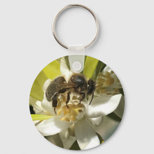 Schlüsselanhänger mit Biene auf Orangenblüte