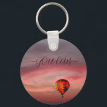 Schlüsselanhänger mit Heißluftballon in Flankenfar<br><div class="desc">Farbenfroher Heißluftballon,  der zwischen bunten Wolken fliegt,  für Abenteuer- und Risikoliebhaber. Ideal für Freunde,  Familie und Kollegen,  klicken Sie bitte auf den Personalize-Button,  um ihn mit Ihrem Text oder Namen anzupassen.</div>