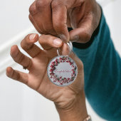 Schlüsselanhänger mit roter und rosa Blume. Schlüs