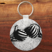 Schlüsselanhänger mit schwarzem und weißem BH (Vorderseite)