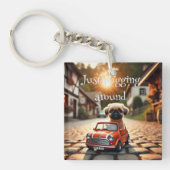 Schlüsselanhänger Mops im Mini Morris Auto (Vorderseite)