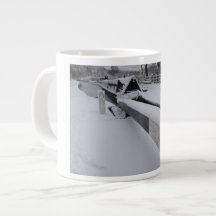 Schmalboot auf dem Kanal an einem schneereichen Ta