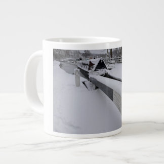 Schmalboot auf dem Kanal an einem schneereichen Ta Jumbo-Tasse