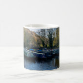 Schmalboote, festgemacht am Salterhebble Basin Kaffeetasse (Mittel)
