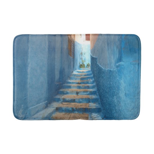 Schmale blaue Treppe in Marokko Badematte (Vorderseite)