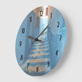 Schmale blaue Treppe in Marokko Große Wanduhr (Winkel)