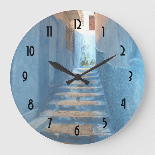 Schmale blaue Treppe in Marokko Große Wanduhr (Vorderseite)