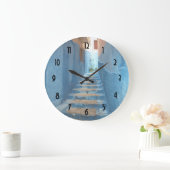 Schmale blaue Treppe in Marokko Große Wanduhr (Zuhause)