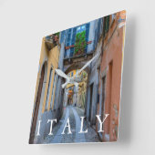 Schmale Stadtstraße, Italien Quadratische Wanduhr (Winkel)