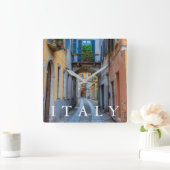 Schmale Stadtstraße, Italien Quadratische Wanduhr (Zuhause)