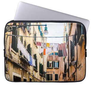 Schmale Straße in Venedig Laptopschutzhülle