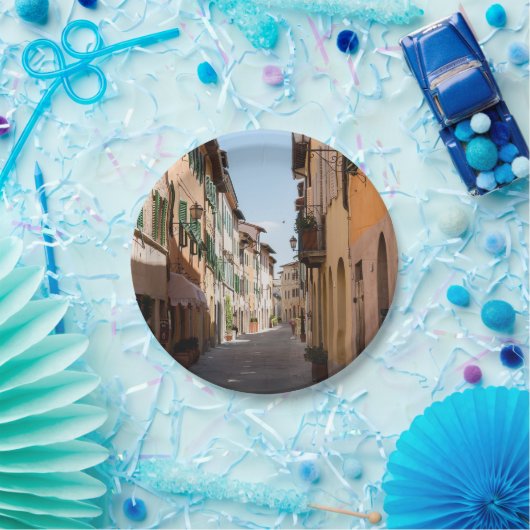 Schmale Straße mit alten Fassaden im toskanischen Pappteller (Party)