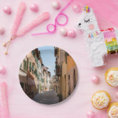 Schmale Straße mit alten Fassaden im toskanischen Pappteller (Party)