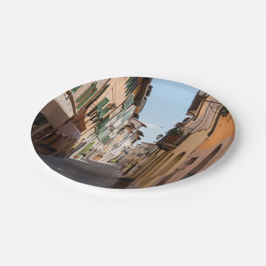 Schmale Straße mit alten Fassaden im toskanischen Pappteller (Schrägansicht)