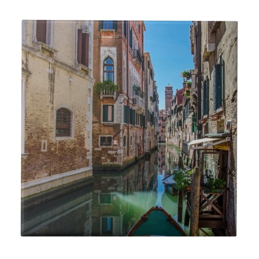 Schmale Straße mit Kanal in Venedig Fliese (Vorderseite)