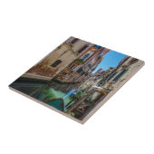 Schmale Straße mit Kanal in Venedig Fliese (Seite)