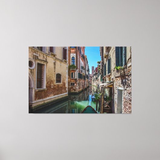 Schmale Straße mit Kanal in Venedig Leinwanddruck (Vorderseite)