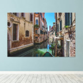 Schmale Straße mit Kanal in Venedig Leinwanddruck (Insitu (Holzboden))