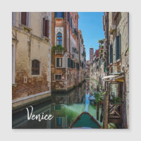 Schmale Straße mit Kanal in Venedig